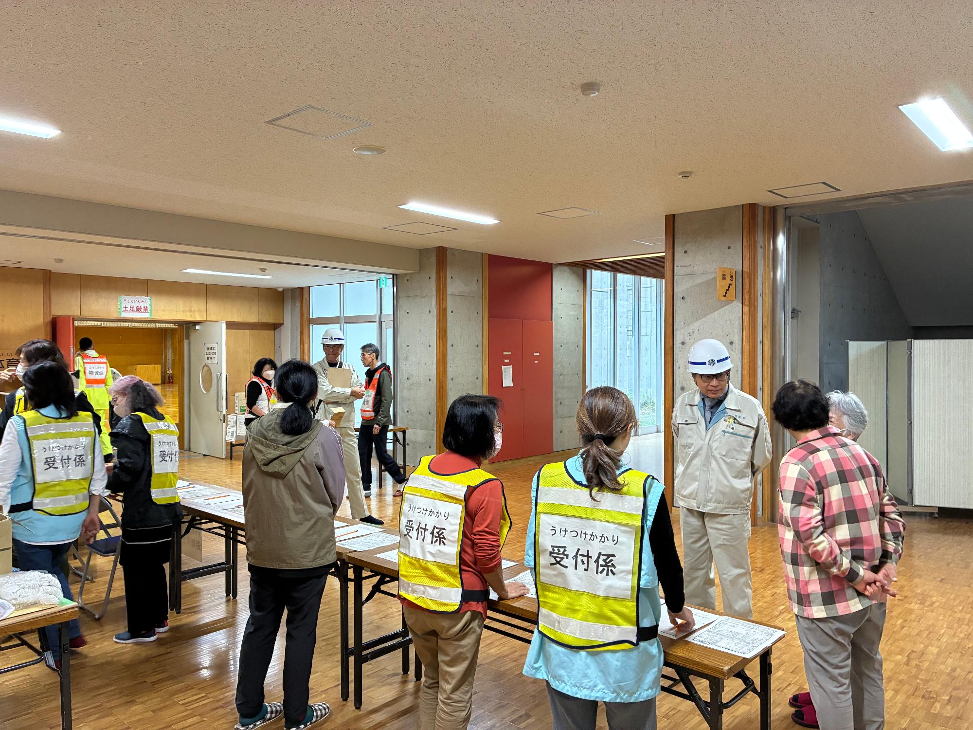 20251109_梨の木小学校での防災訓練を視察する近藤市長