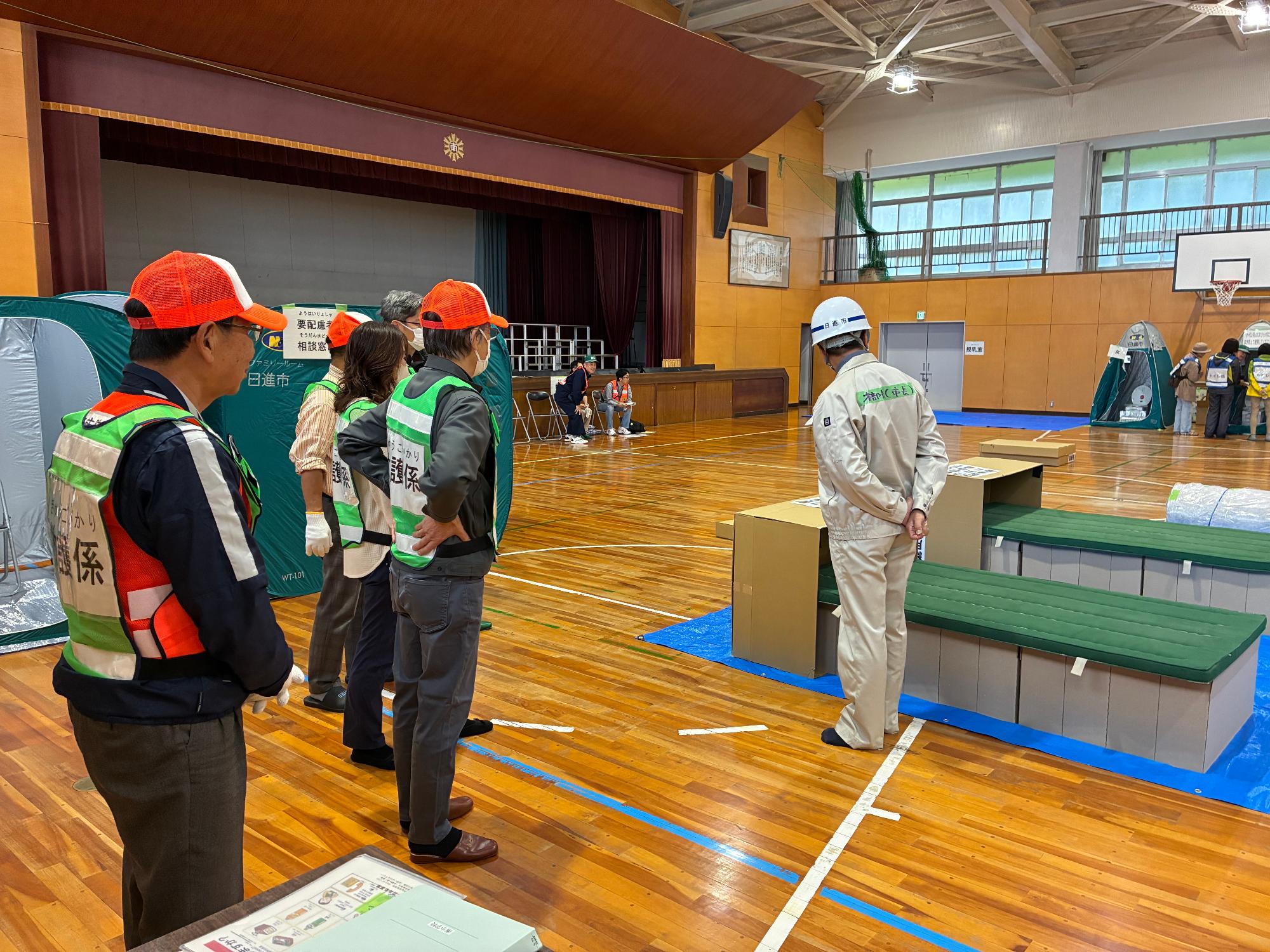 20251109_南小学校での防災訓練を視察する近藤市長