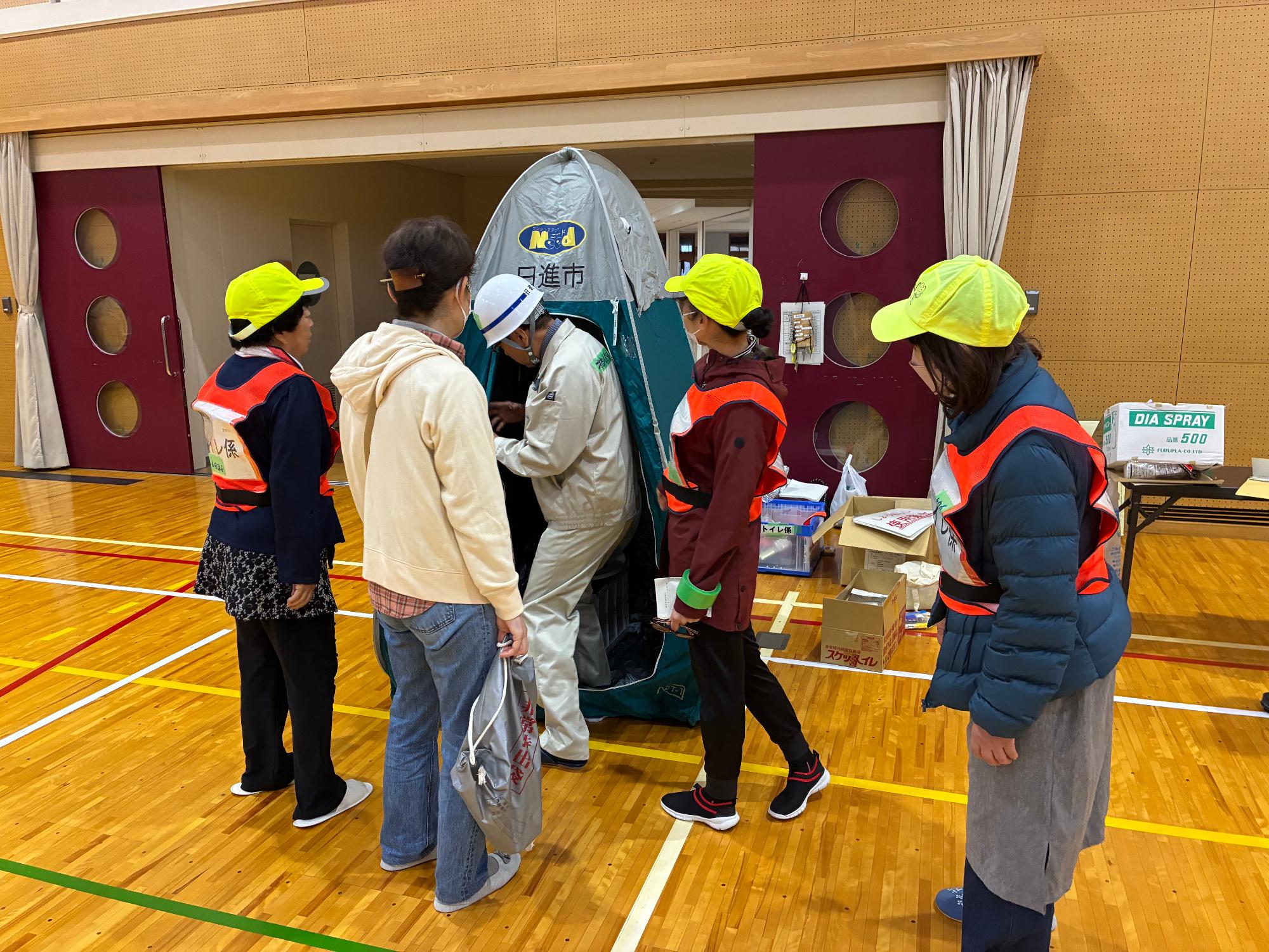 20251109_赤池小学校での防災訓練を視察する近藤市長