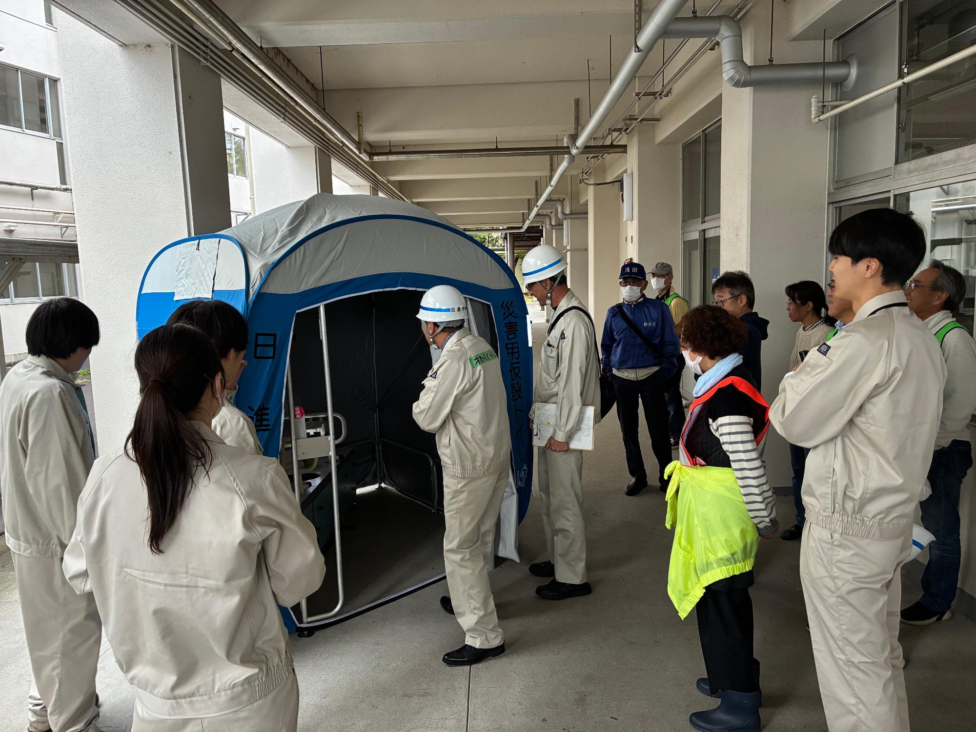 20251109_日進西中学校での防災訓練を視察する近藤市長