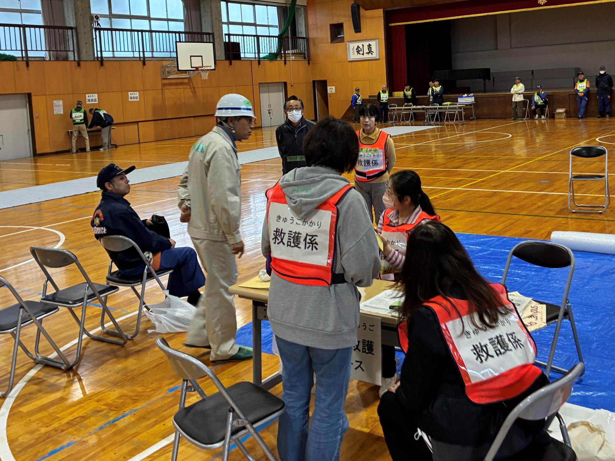 20251109_西小学校での防災訓練を視察する近藤市長