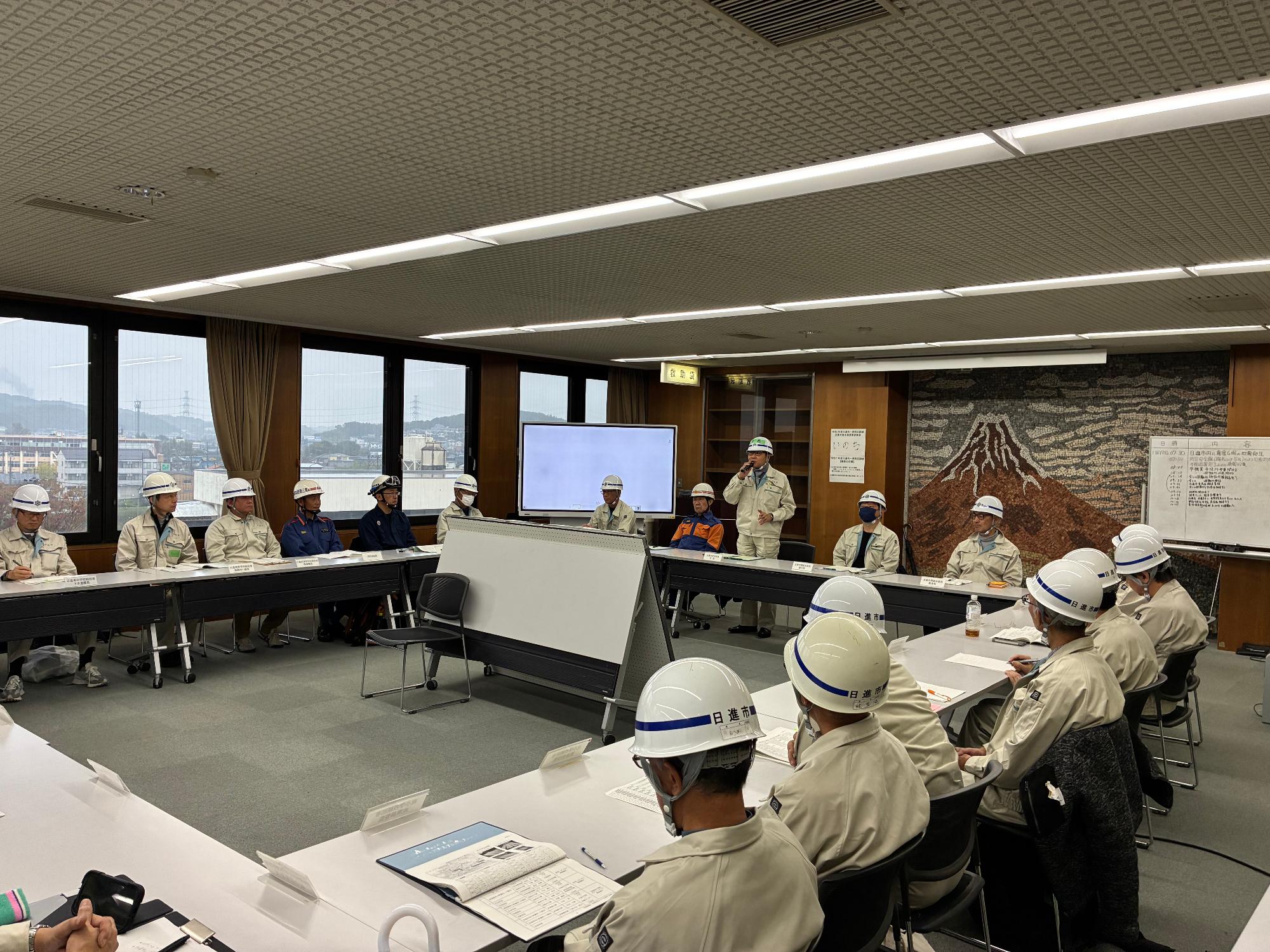 20251109_災害対策本部会議にて防災訓練の講評をする近藤市長