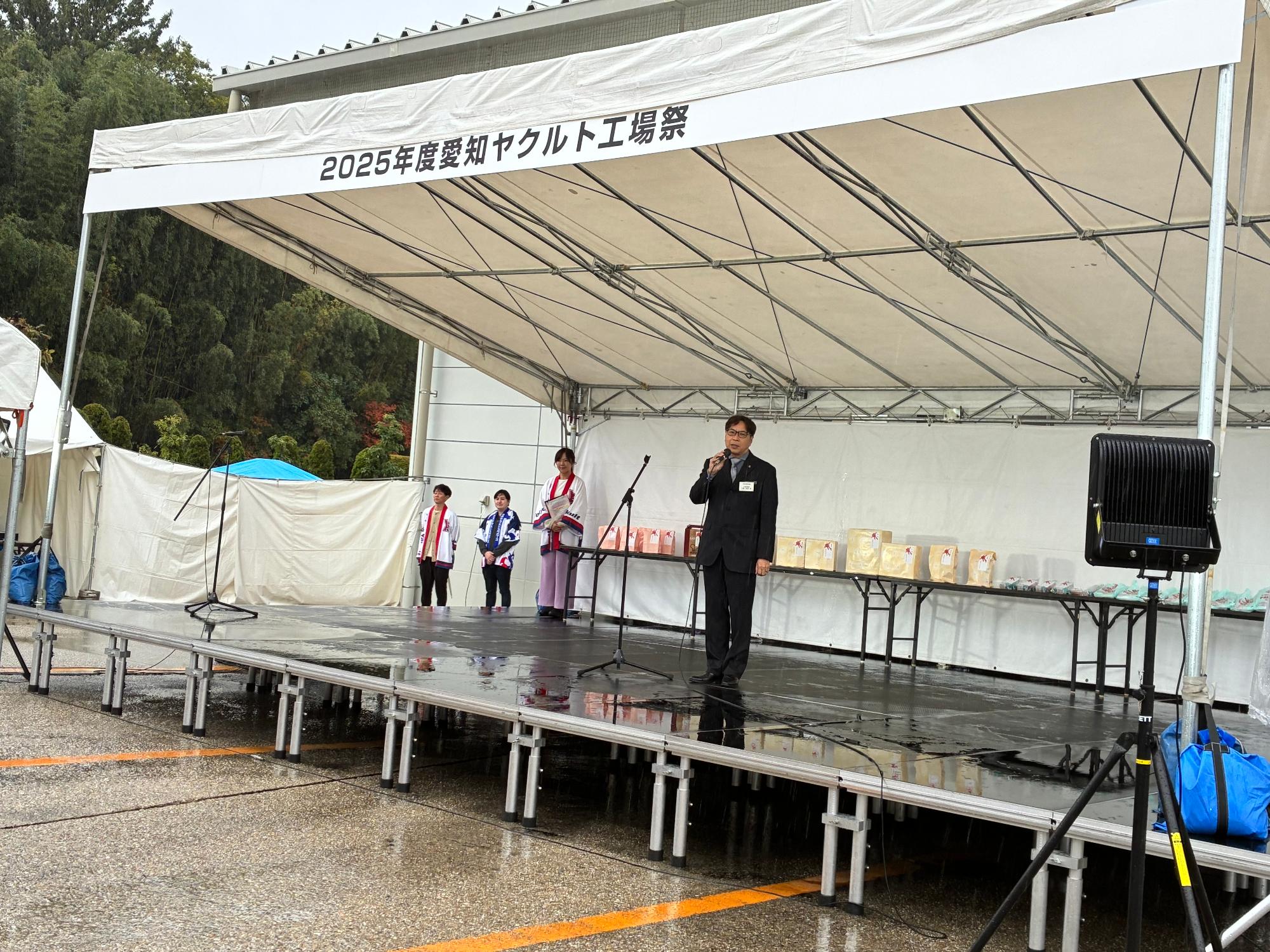 20251109_愛知ヤクルト工場祭で挨拶する近藤市長