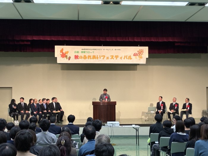 20251124_記念式典で挨拶をする近藤市長