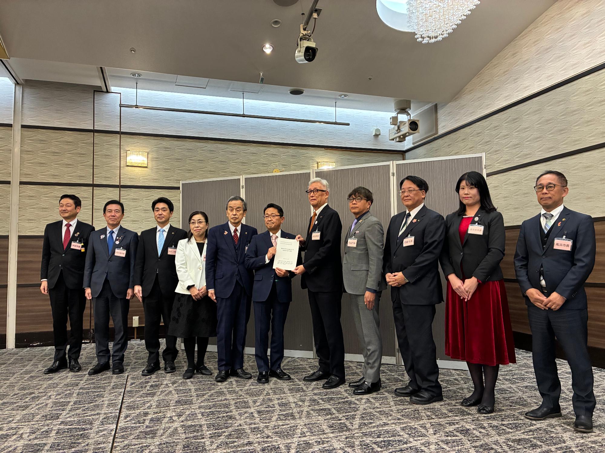 20251124_丹羽県連会長に要望書を手交する不交付団体の市長ら