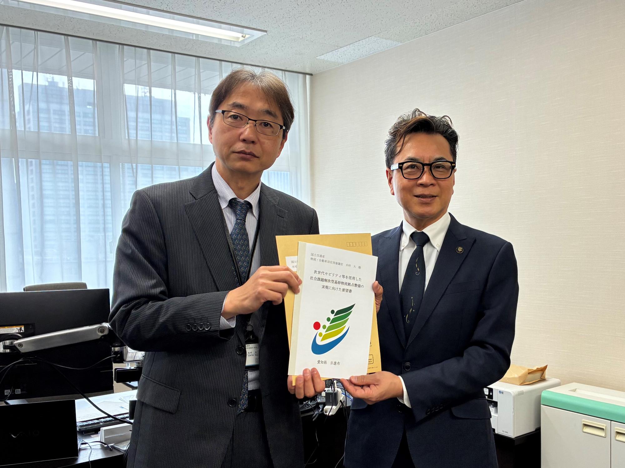 20260206_木村大物流・自動車局官房審議官へ要望書を手交する近藤市長