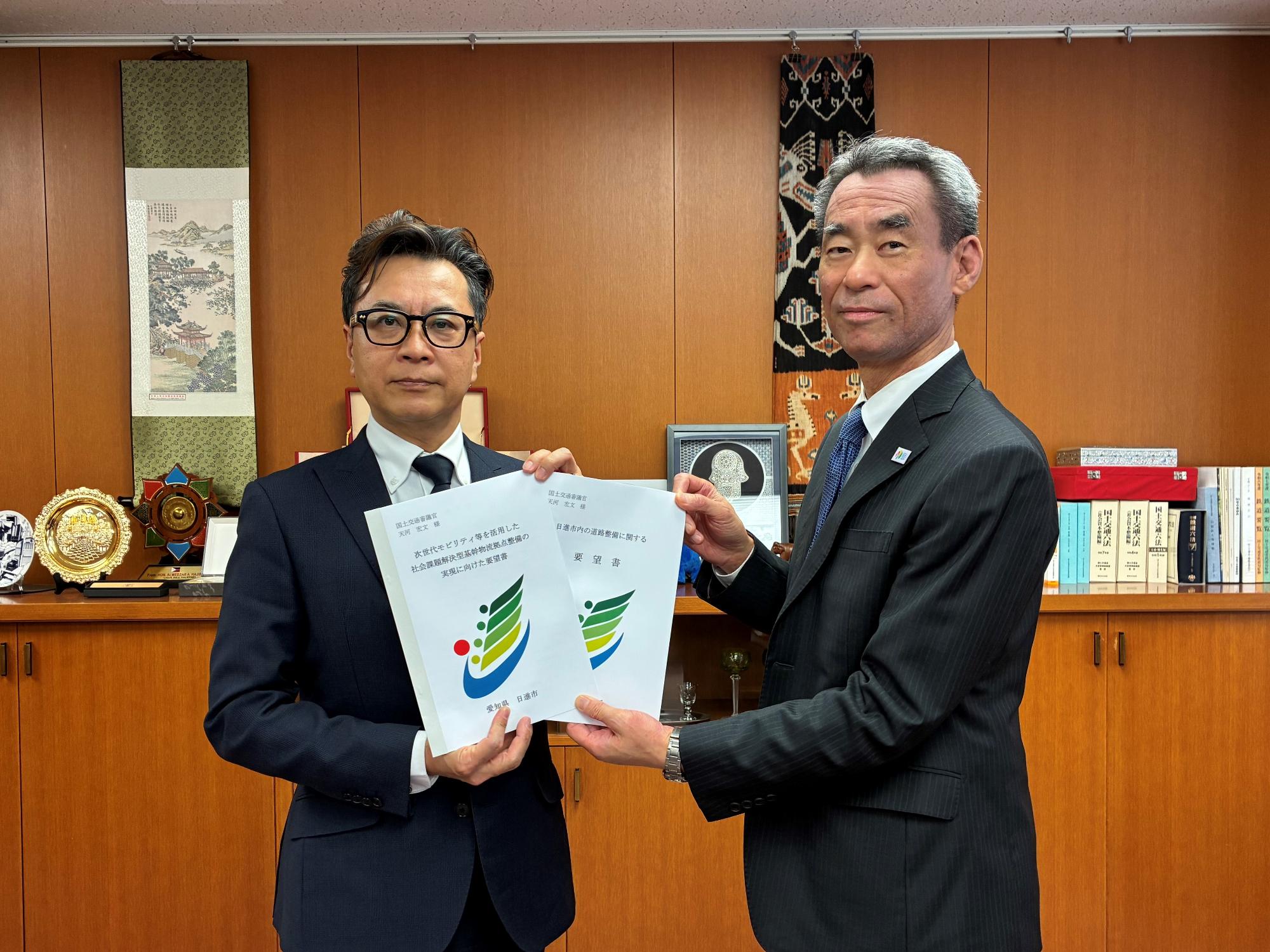 20260206_天河宏文国土交通審議官へ要望書を手交する近藤市長