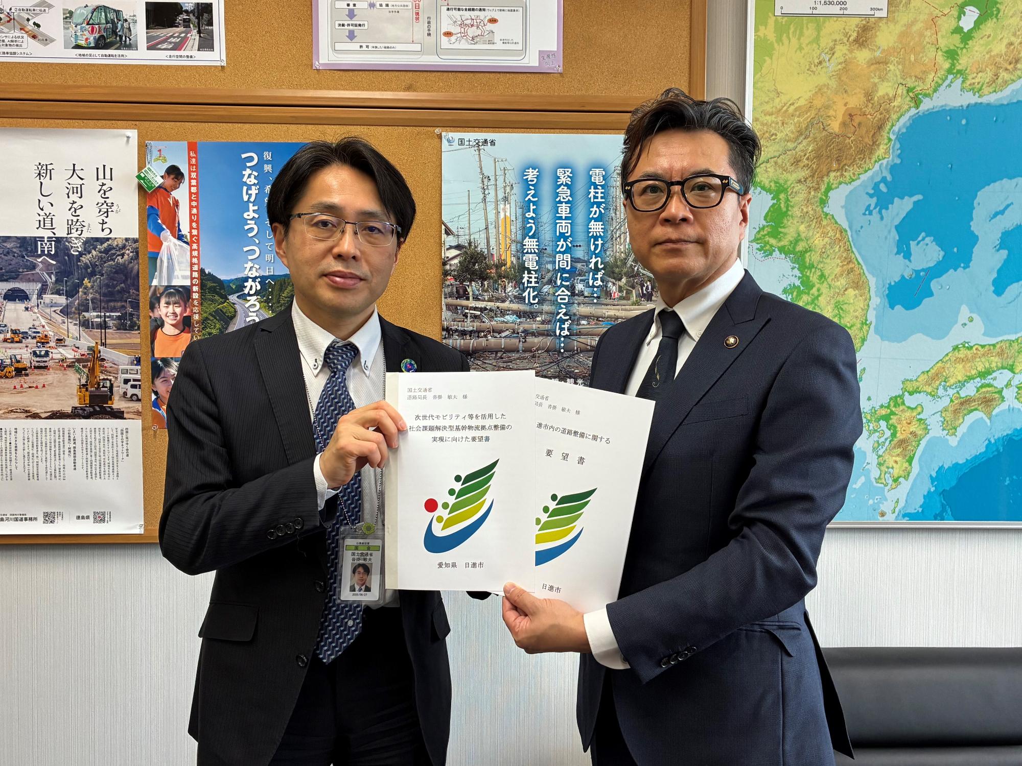 20260206_沓掛敏夫道路局長へ要望書を手交する近藤市長