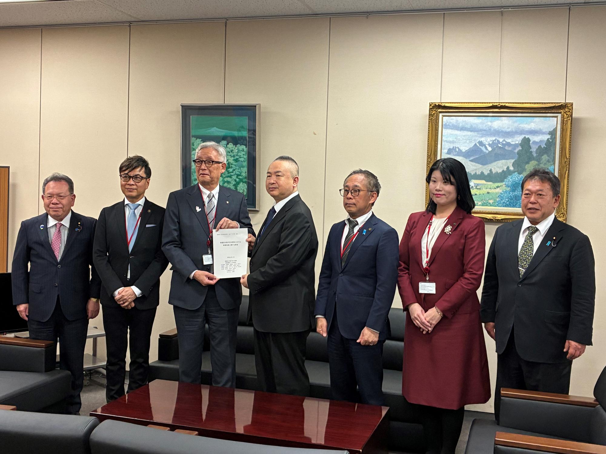 20260318_出口総務省自治財政局長へ要望書を手交する普通交付税不交付団体の市長ら