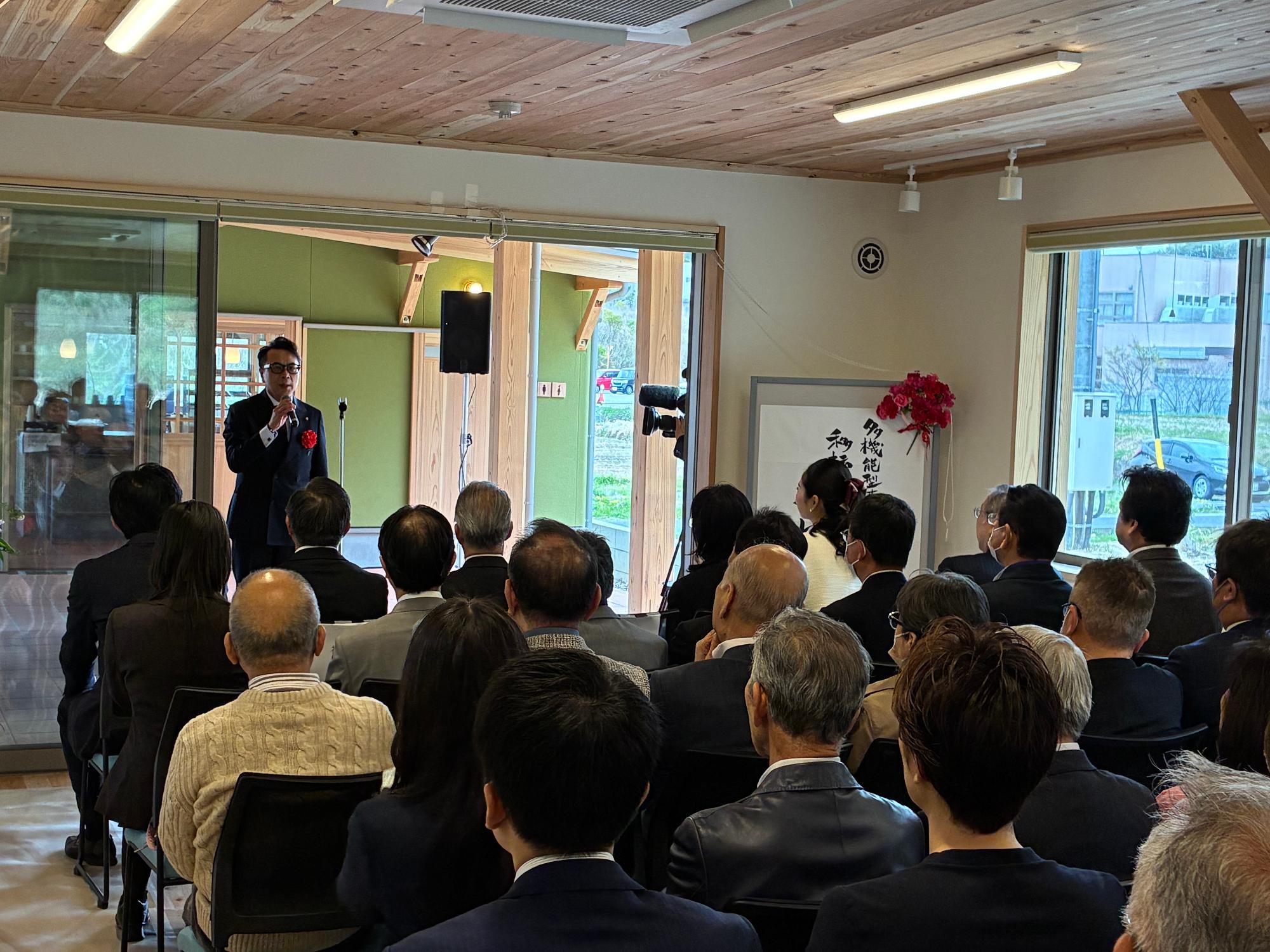 20260406_セレモニーで挨拶をする近藤市長