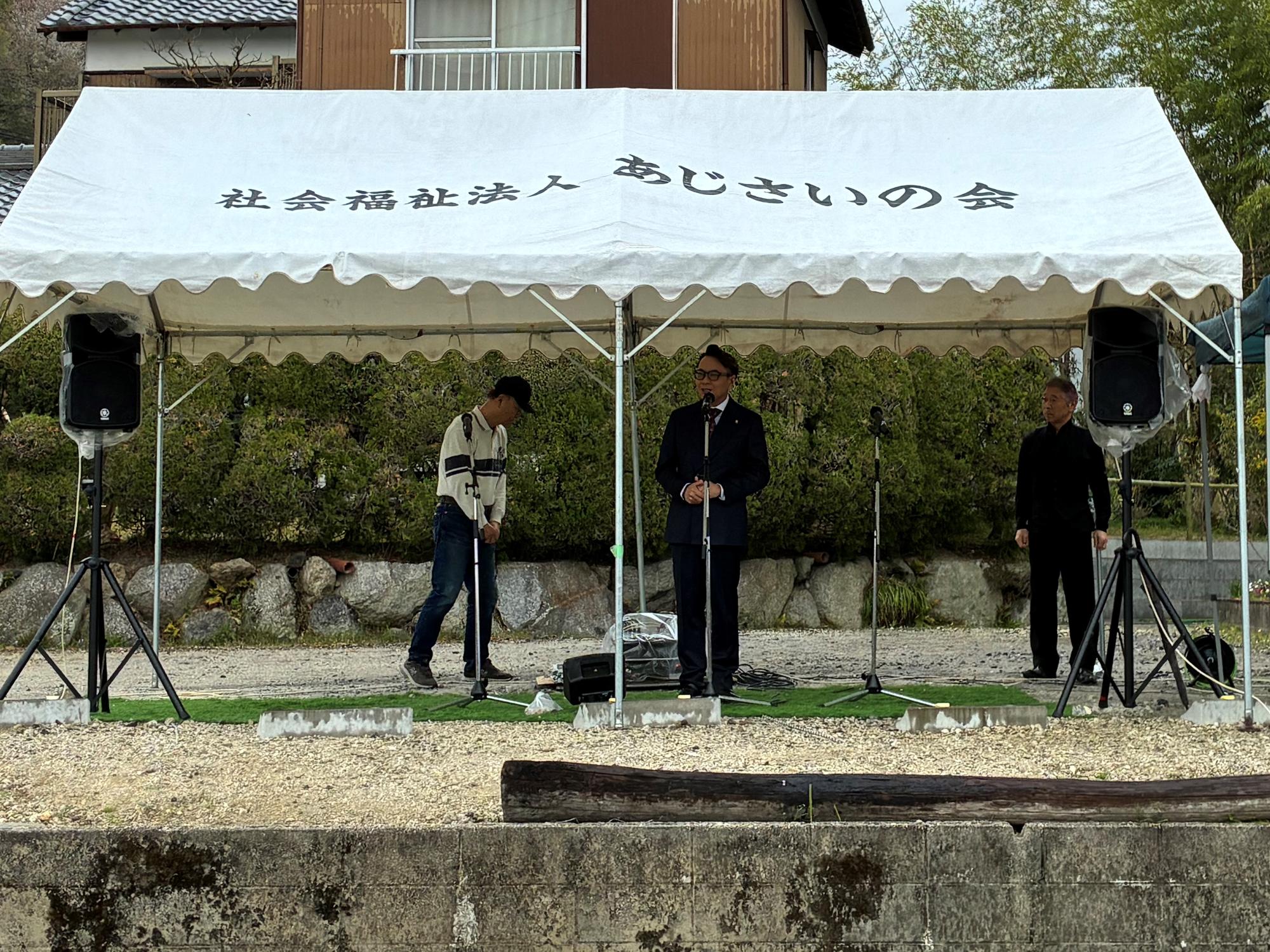 20260404_第22回三本木川さくらまつりで挨拶をする近藤市長