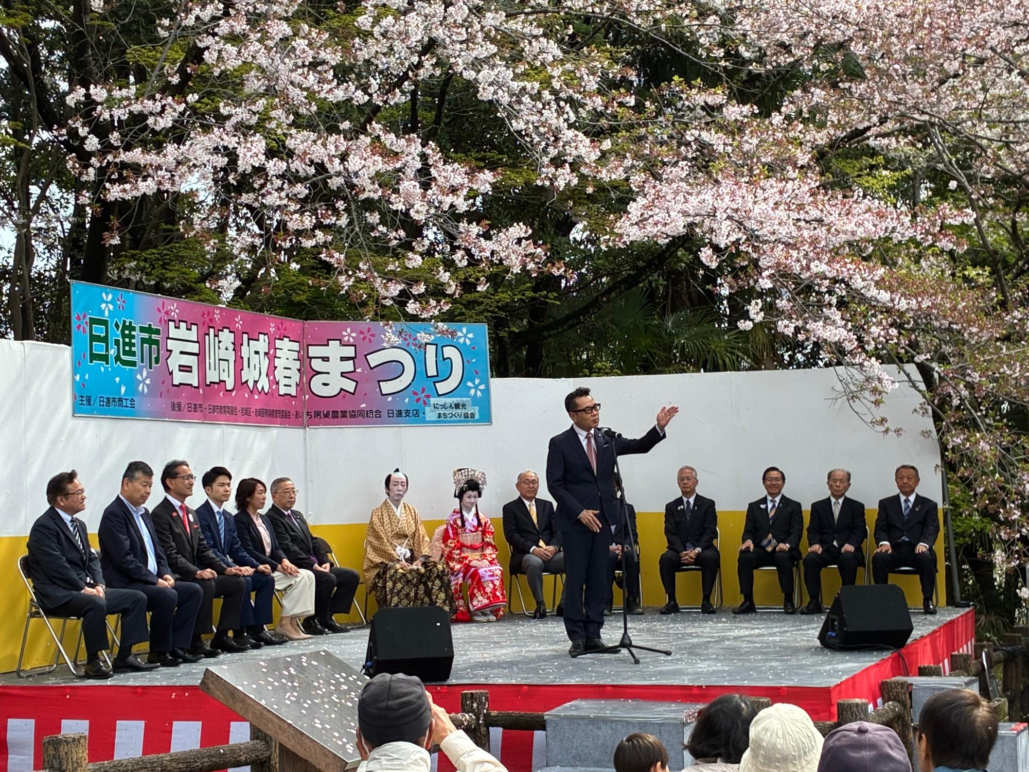 20260405_岩崎城会場で挨拶をする近藤市長