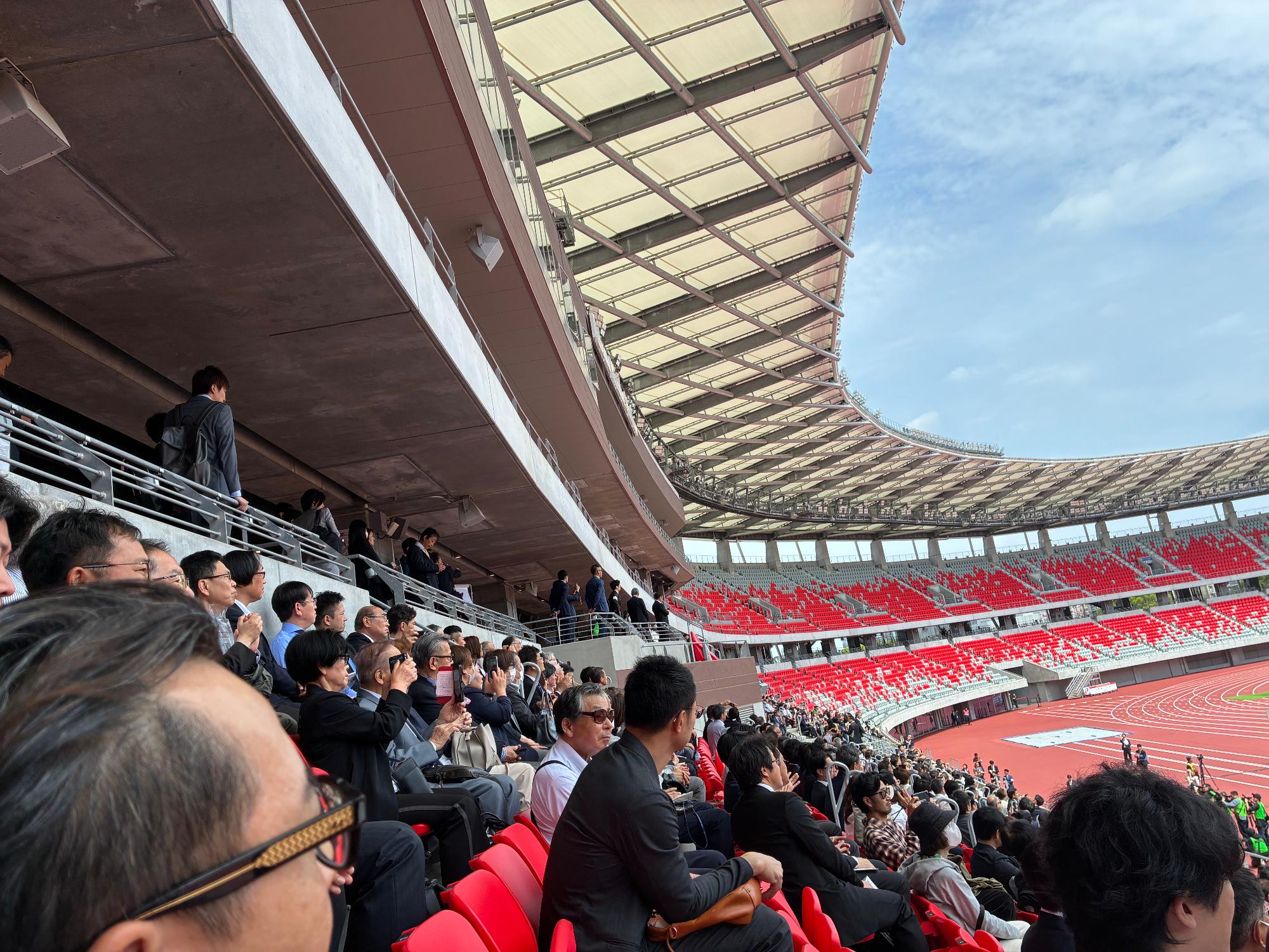 20260418_ネーミングライツ看板の除幕を眺める近藤市長