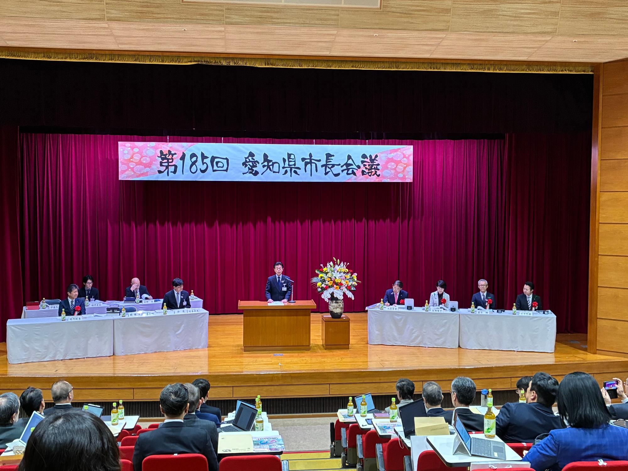 20260422_市長会議で挨拶をする開催市の安藤弥富市長