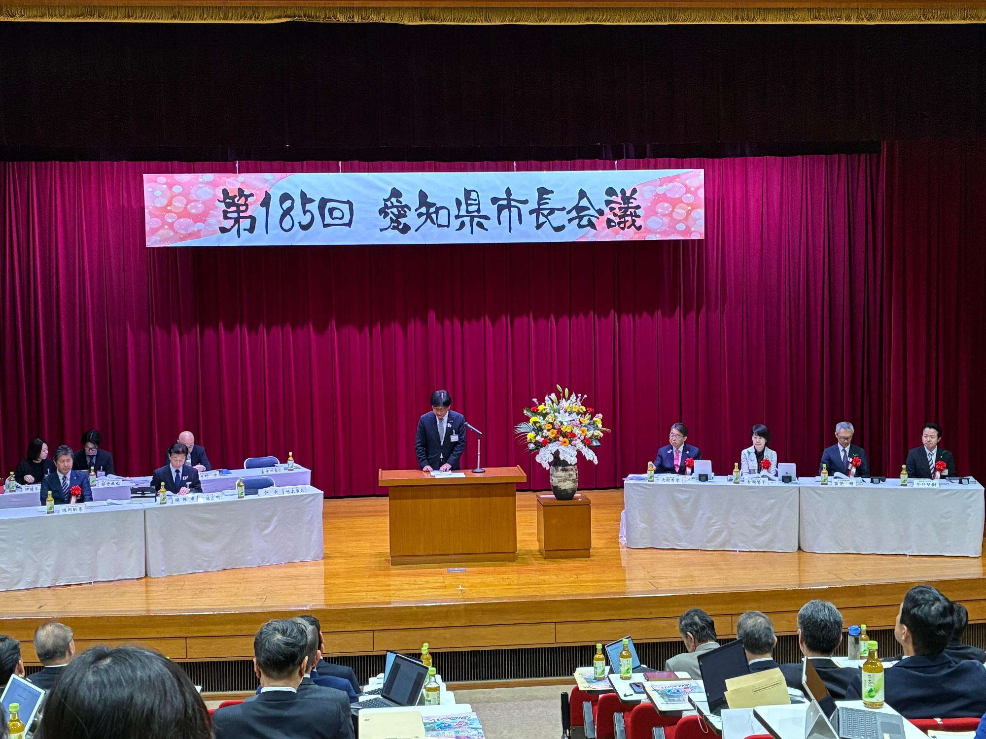 20260422_市長会議で挨拶をする愛知県市長会の竹本豊川市長