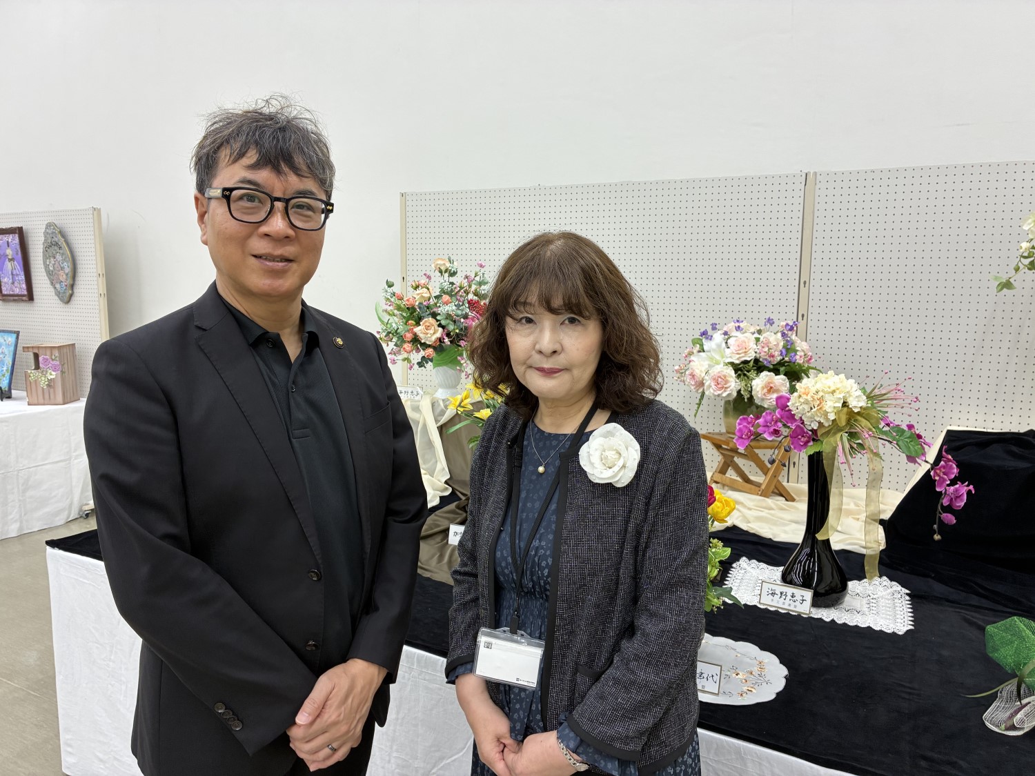 20260517_手工芸連盟展を見学する近藤市長その1