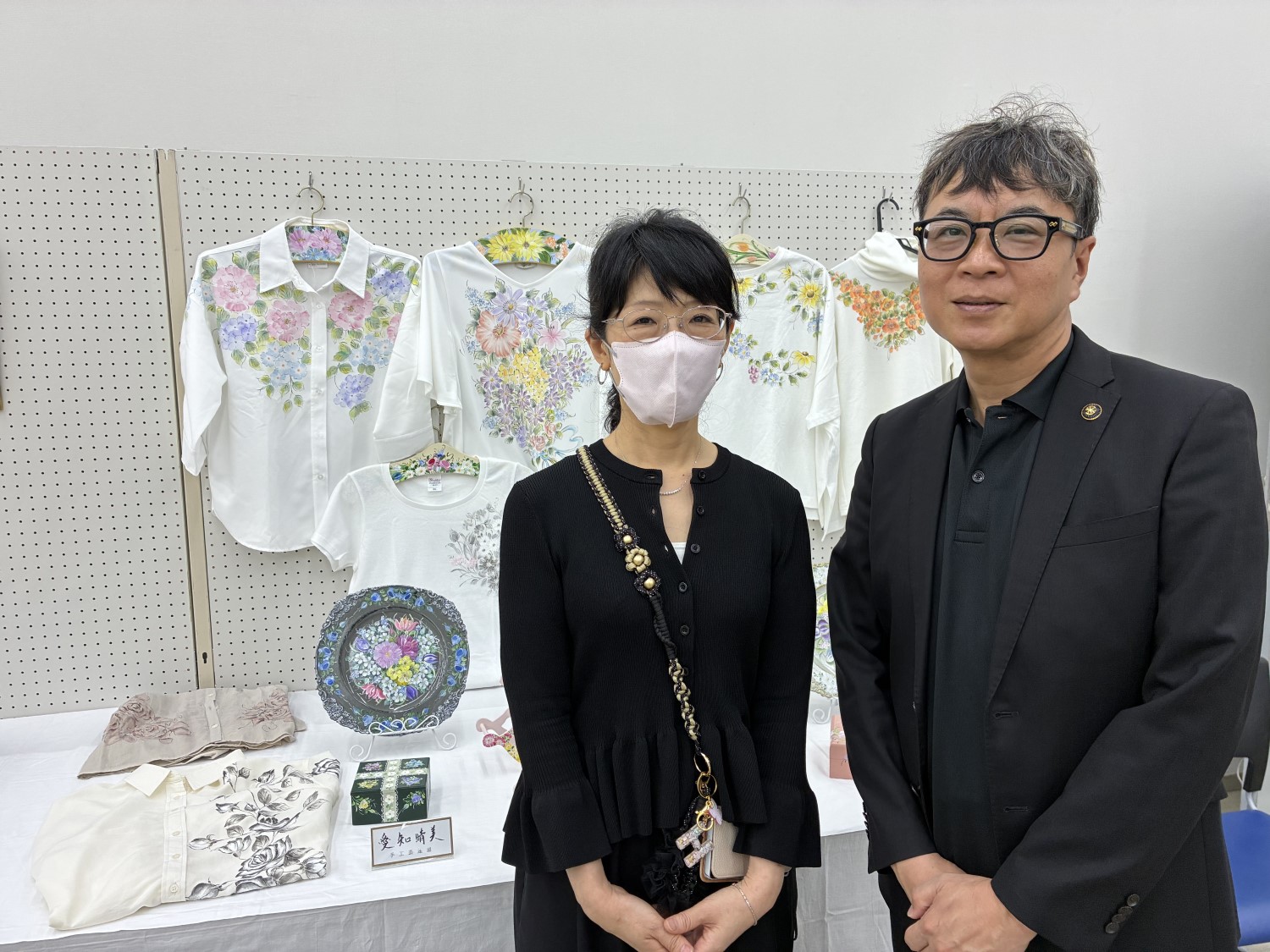 20260517_手工芸連盟展を見学する近藤市長その2