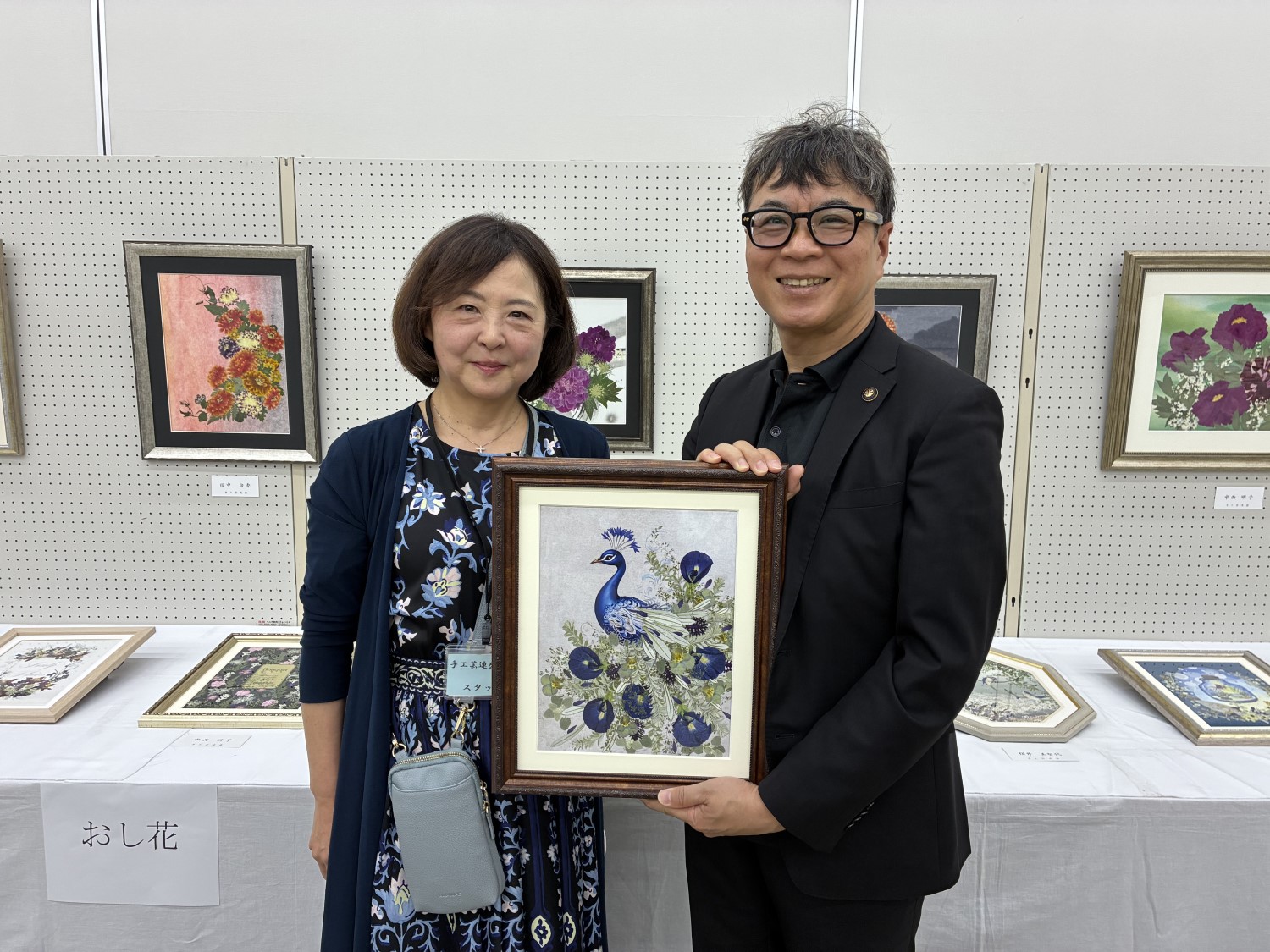 20260517_手工芸連盟展を見学する近藤市長その3