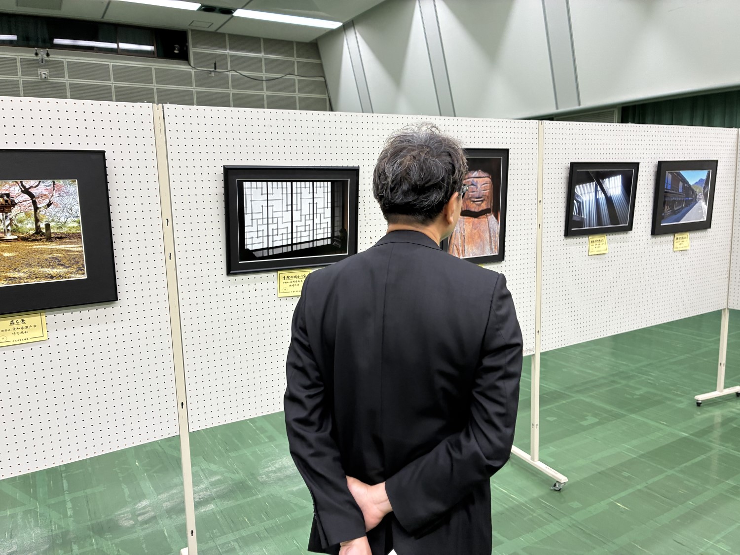 20260517_写真連盟展の作品を見学する近藤市長