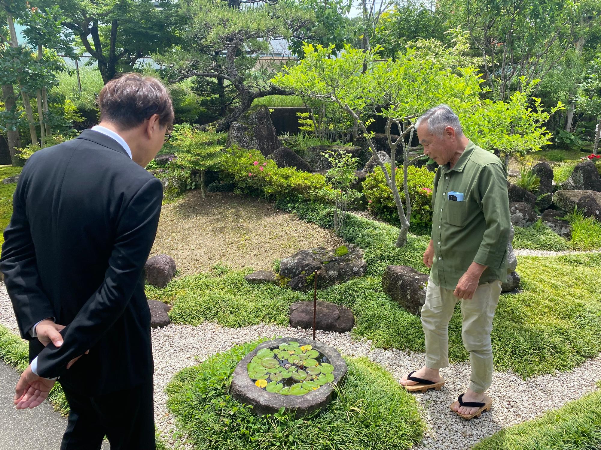 20250525_にっしんオープンガーデンを見学する近藤市長
