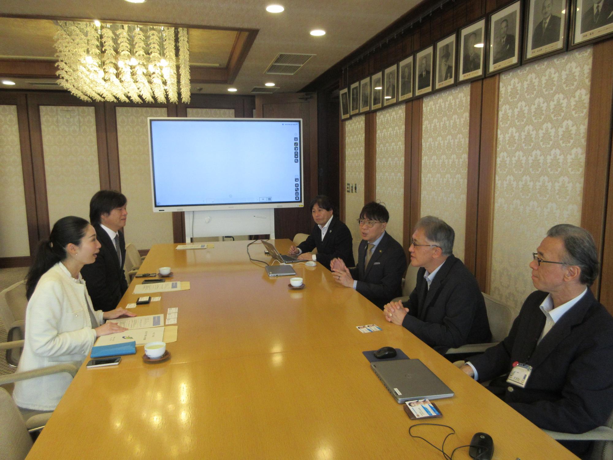 20250428_近藤市長らと懇談する日野代議士