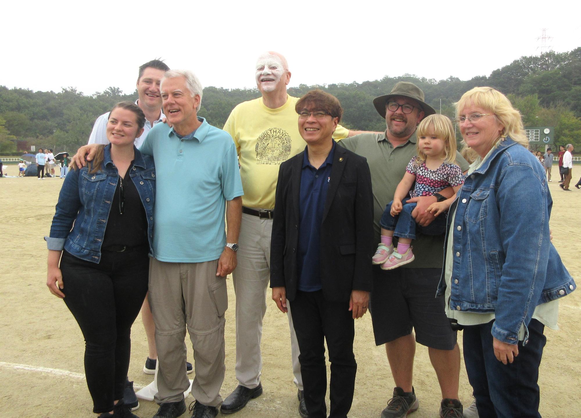 運動会本部テント前にて幼稚園スタッフらと近藤市長