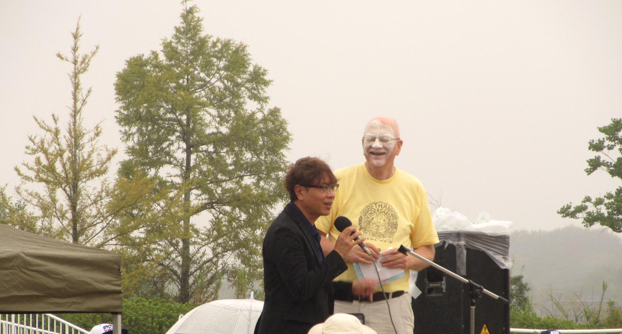 挨拶をする近藤市長とマーク・マグヌソン園長