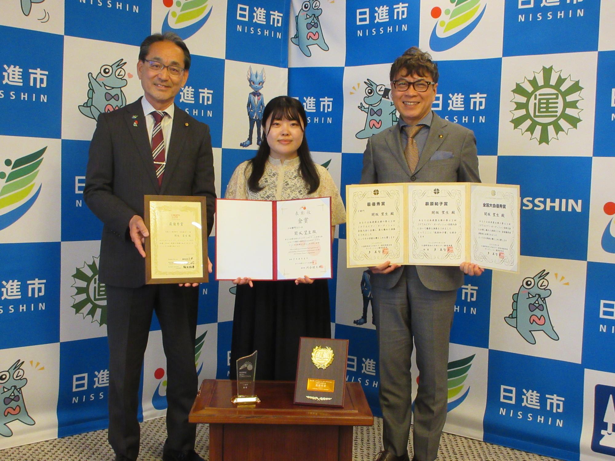 表敬訪問した開坂望生さん（写真中央）