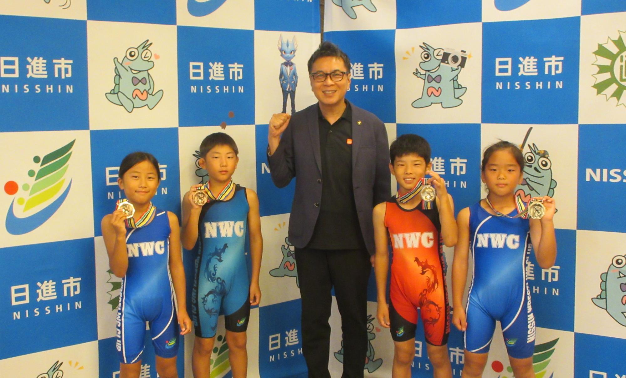 写真左から平野麗さん、平野卓さん、近藤市長、伊藤暖さん、乙守紗樂さん