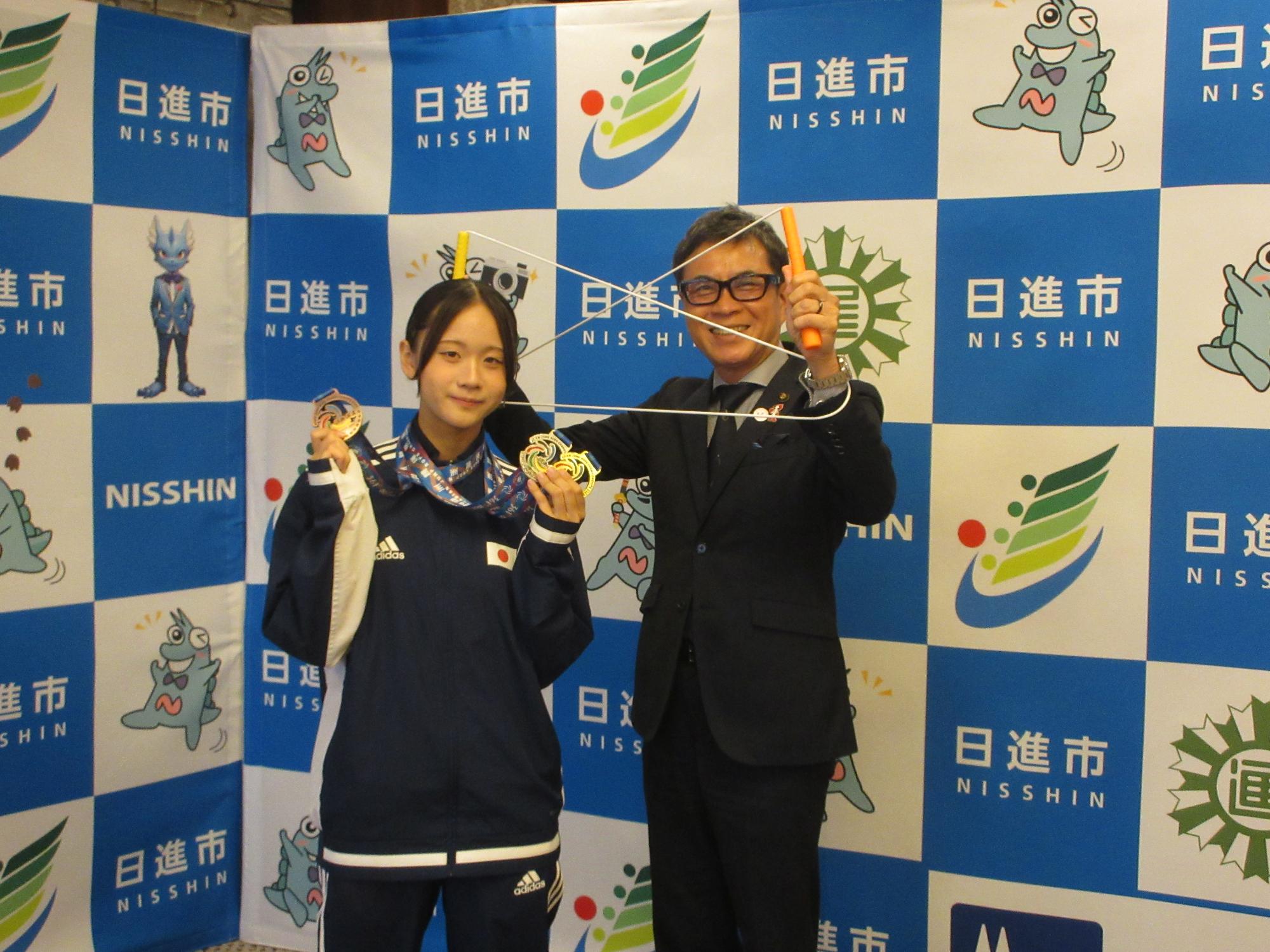 写真左から伊藤心さん、近藤市長