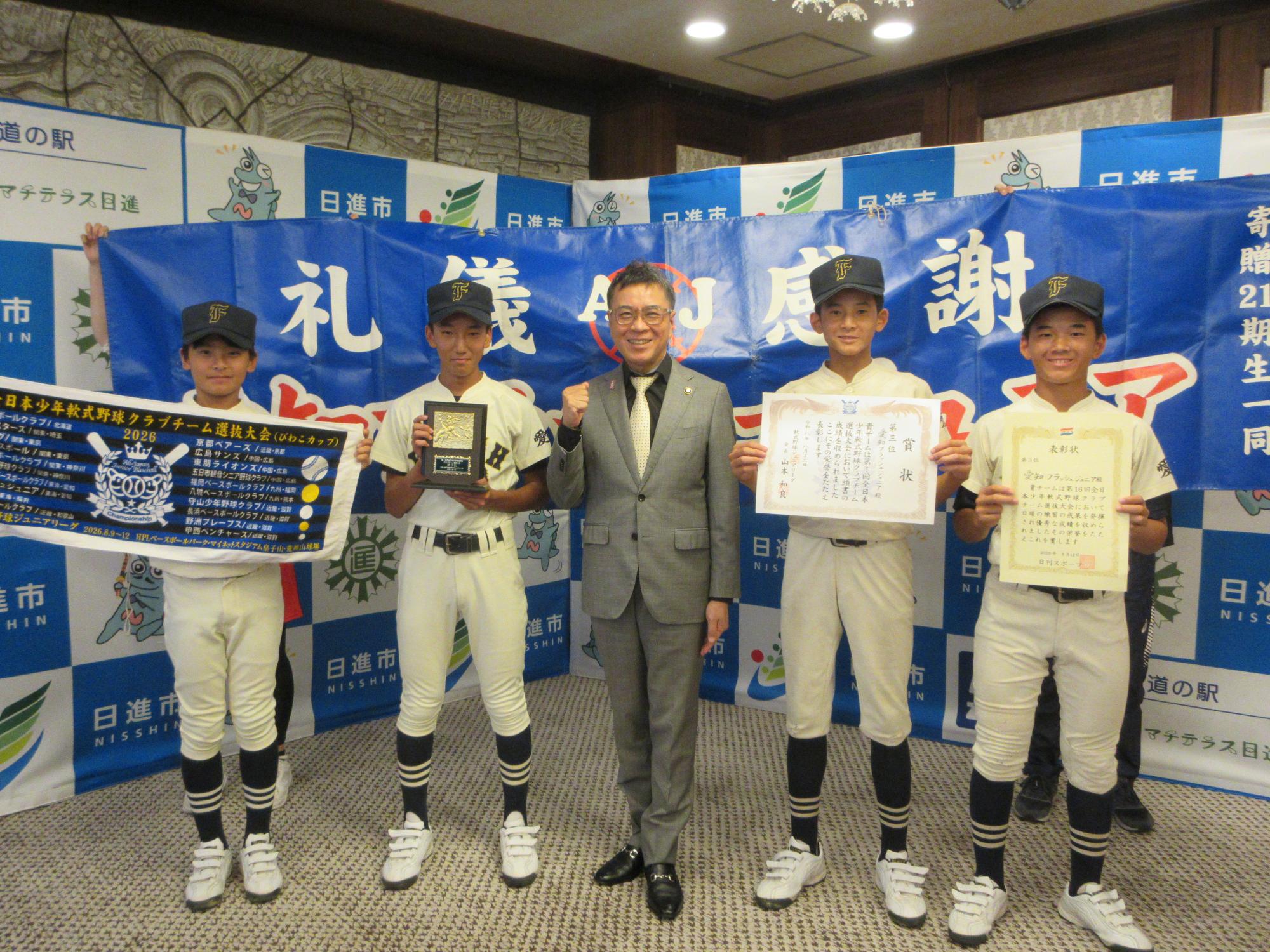 写真左から立松海斗さん、岩田隼空さん、近藤市長、梶山心さん、梶山力大さん
