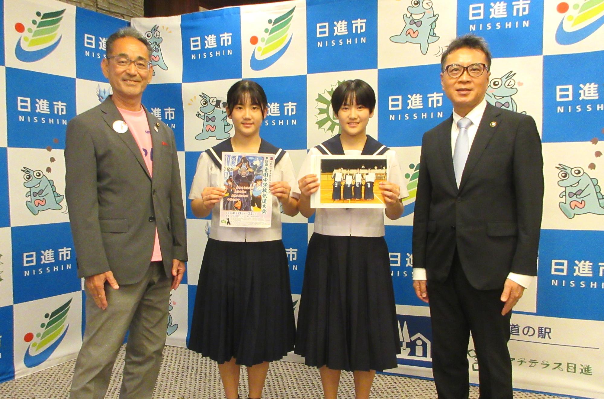 写真左から岩田教育長、江口結衣子さん、江口結芽子さん、近藤市長