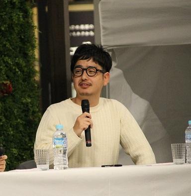 ゲストのイラストレータージュン・オソンさんがマイクを手にもって話している写真