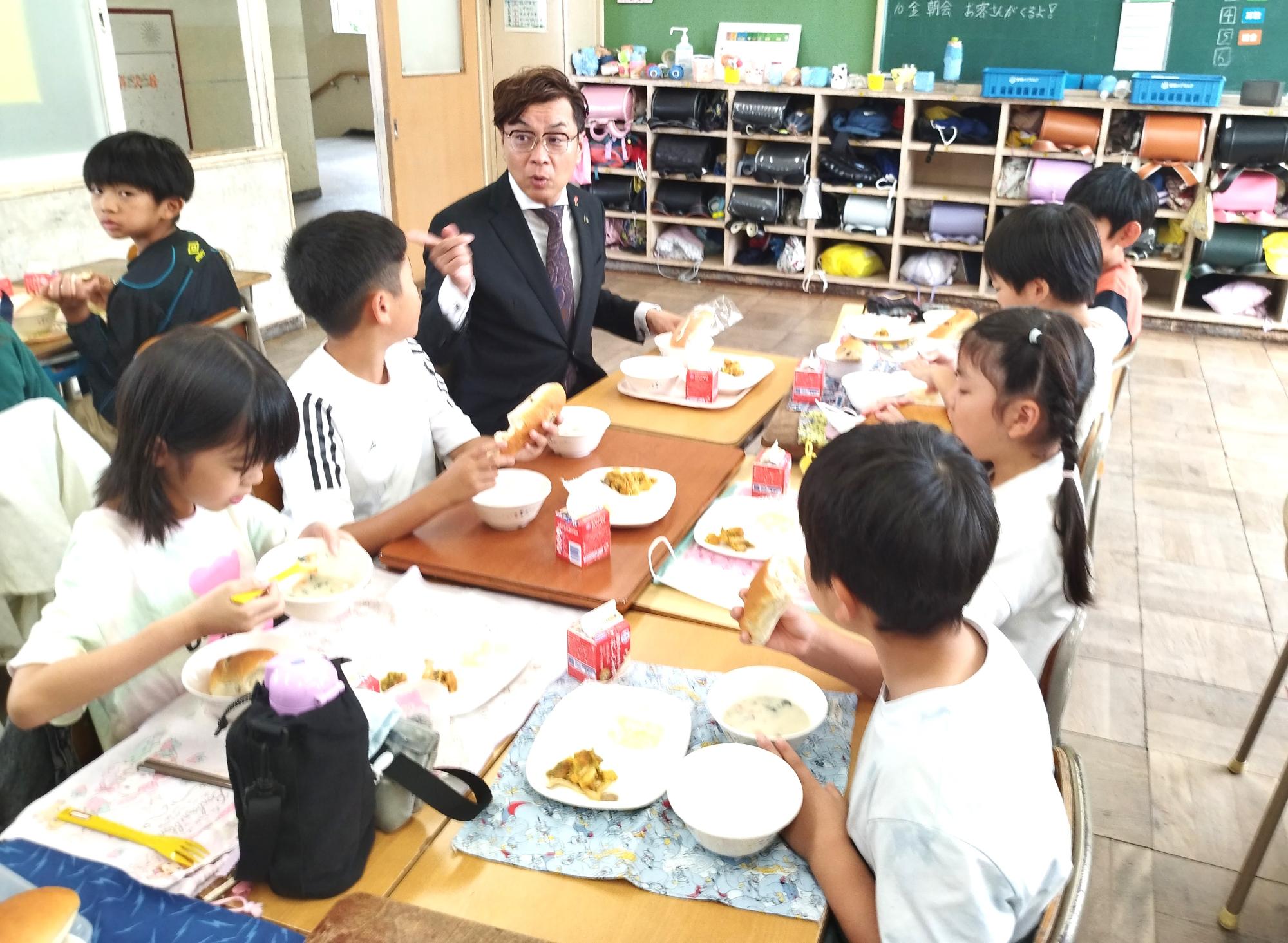 給食懇談会で一緒に給食を食べる近藤市長