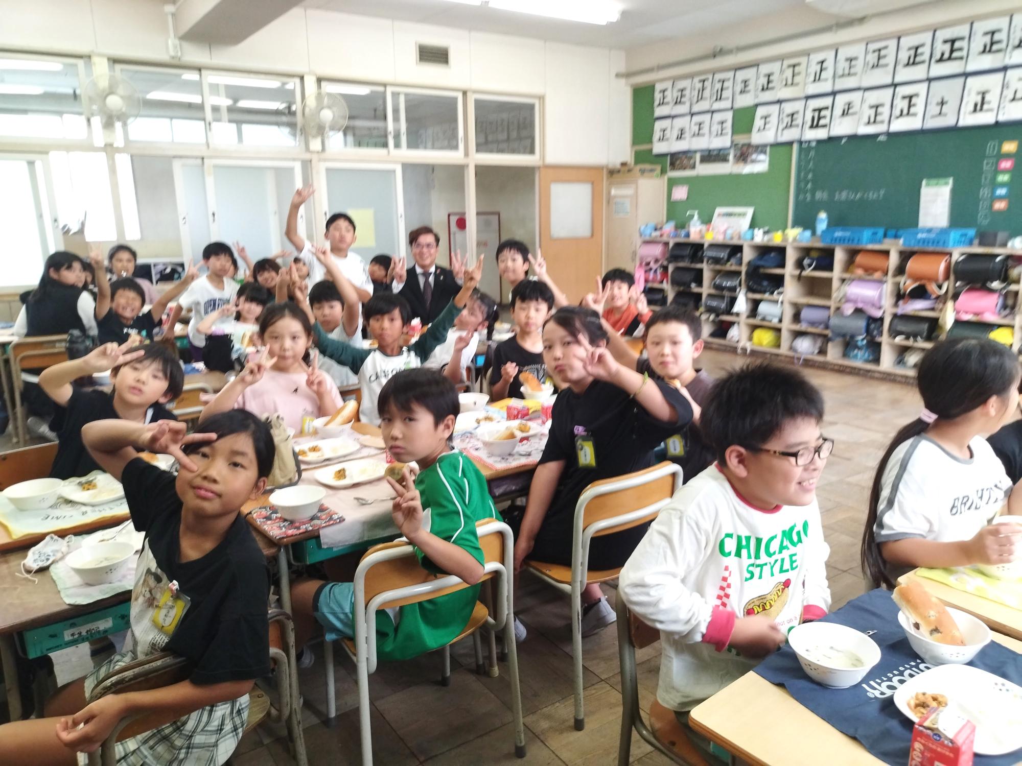 給食懇談会の様子