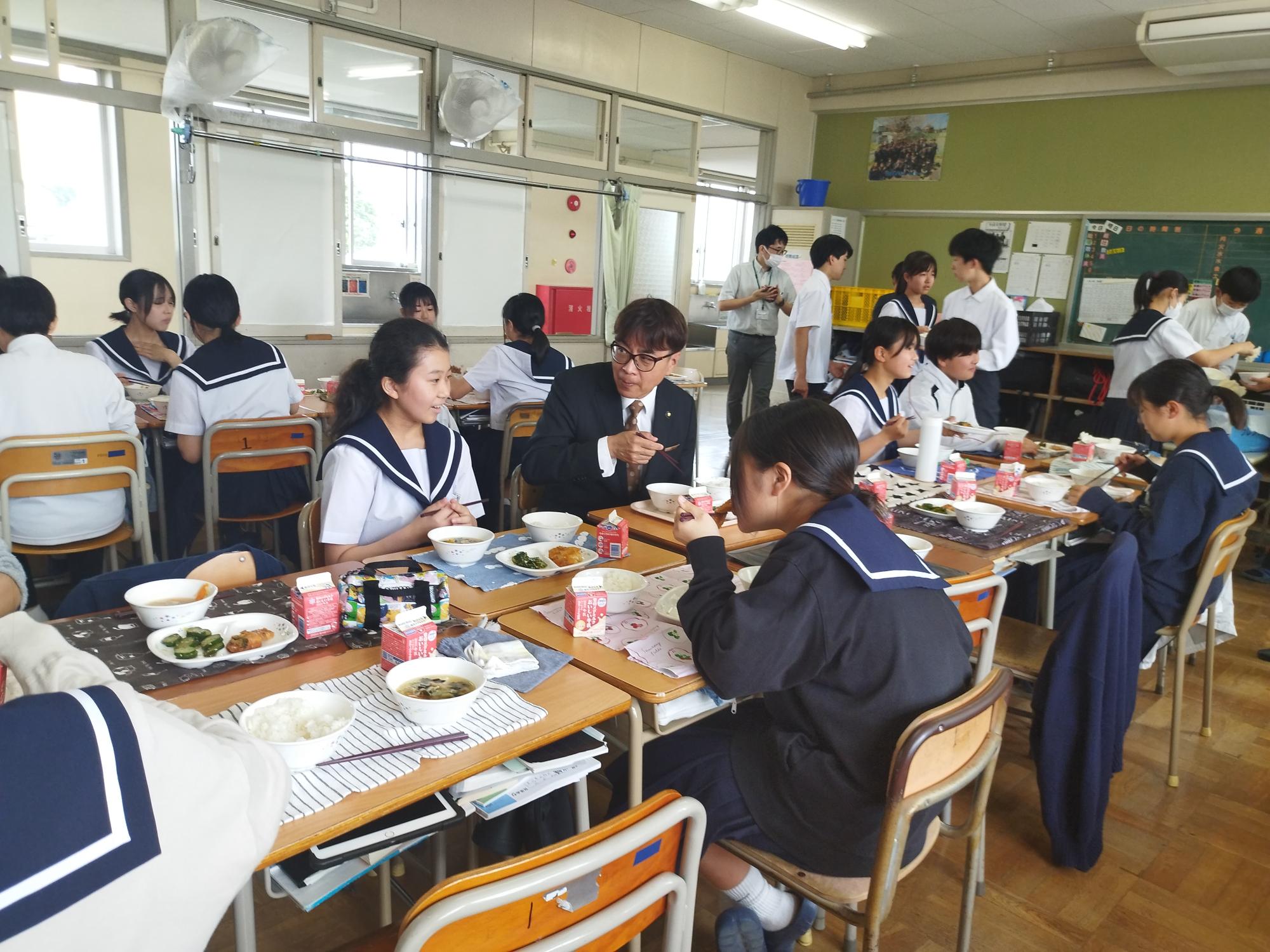 20250512_給食懇談会にて懇談する近藤市長