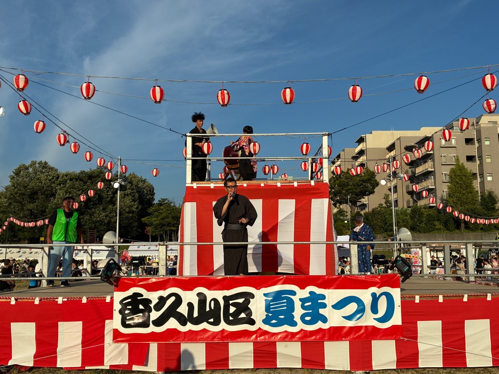 20260801_夏まつりで挨拶をする近藤市長