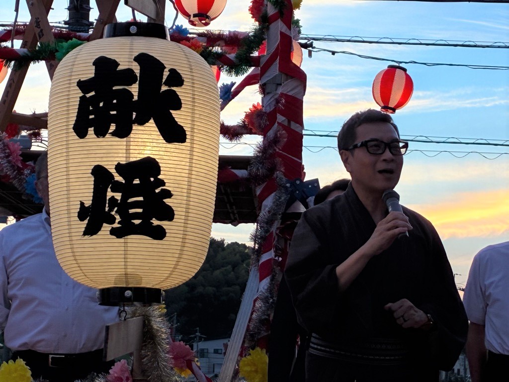 20260801_盆踊り大会で挨拶をする近藤市長