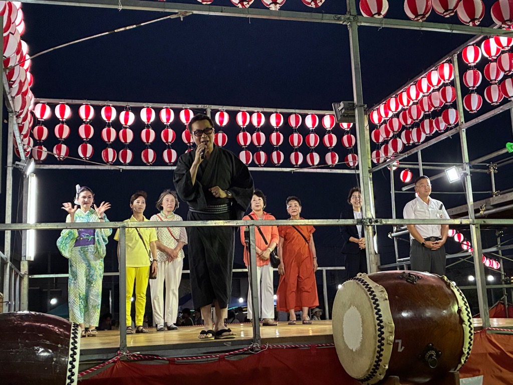 20260801_盆踊り大会で挨拶をする近藤市長