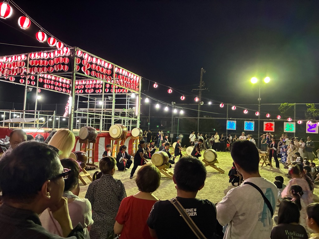 20260801_太鼓演舞を見る近藤市長