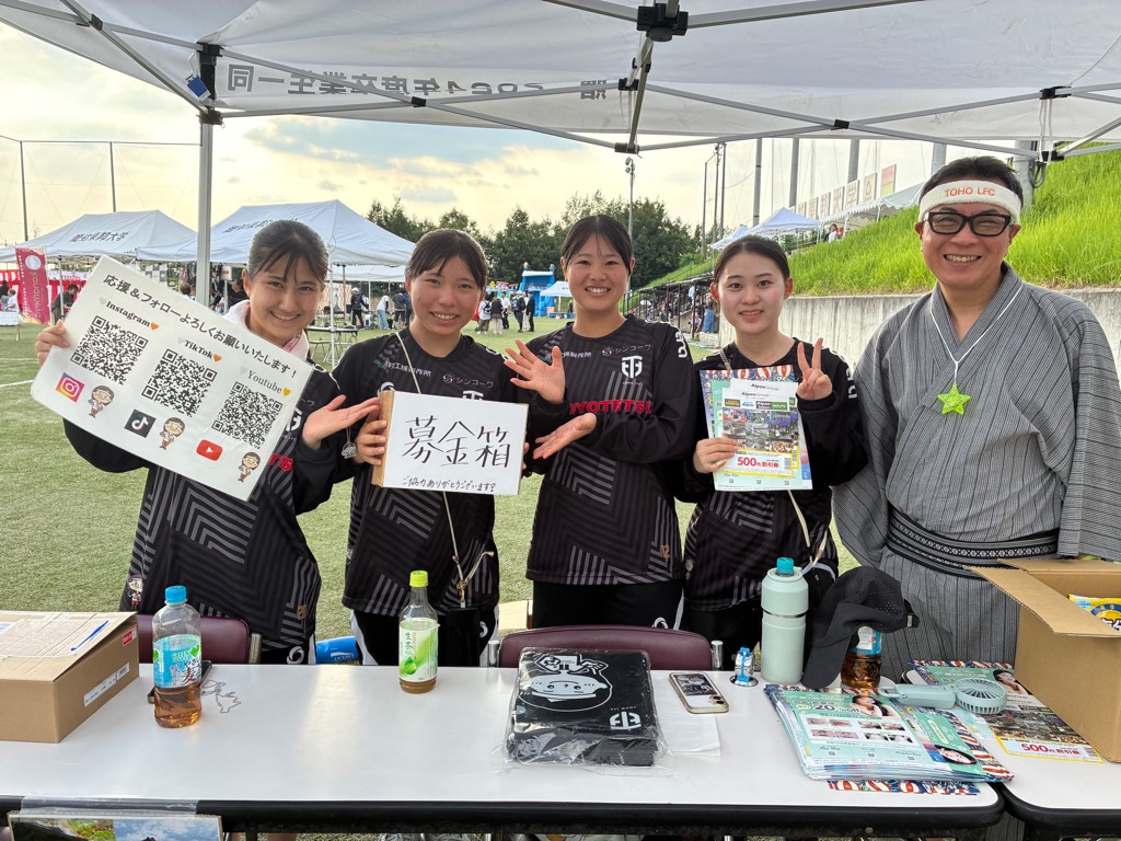 20260802_被災地支援の募金活動をしている女子サッカー部員の隣に近藤市長