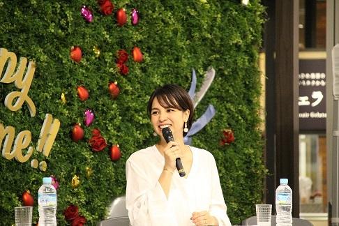 ゲストのファッションモデル鈴木サチさんがマイクを持って話している写真