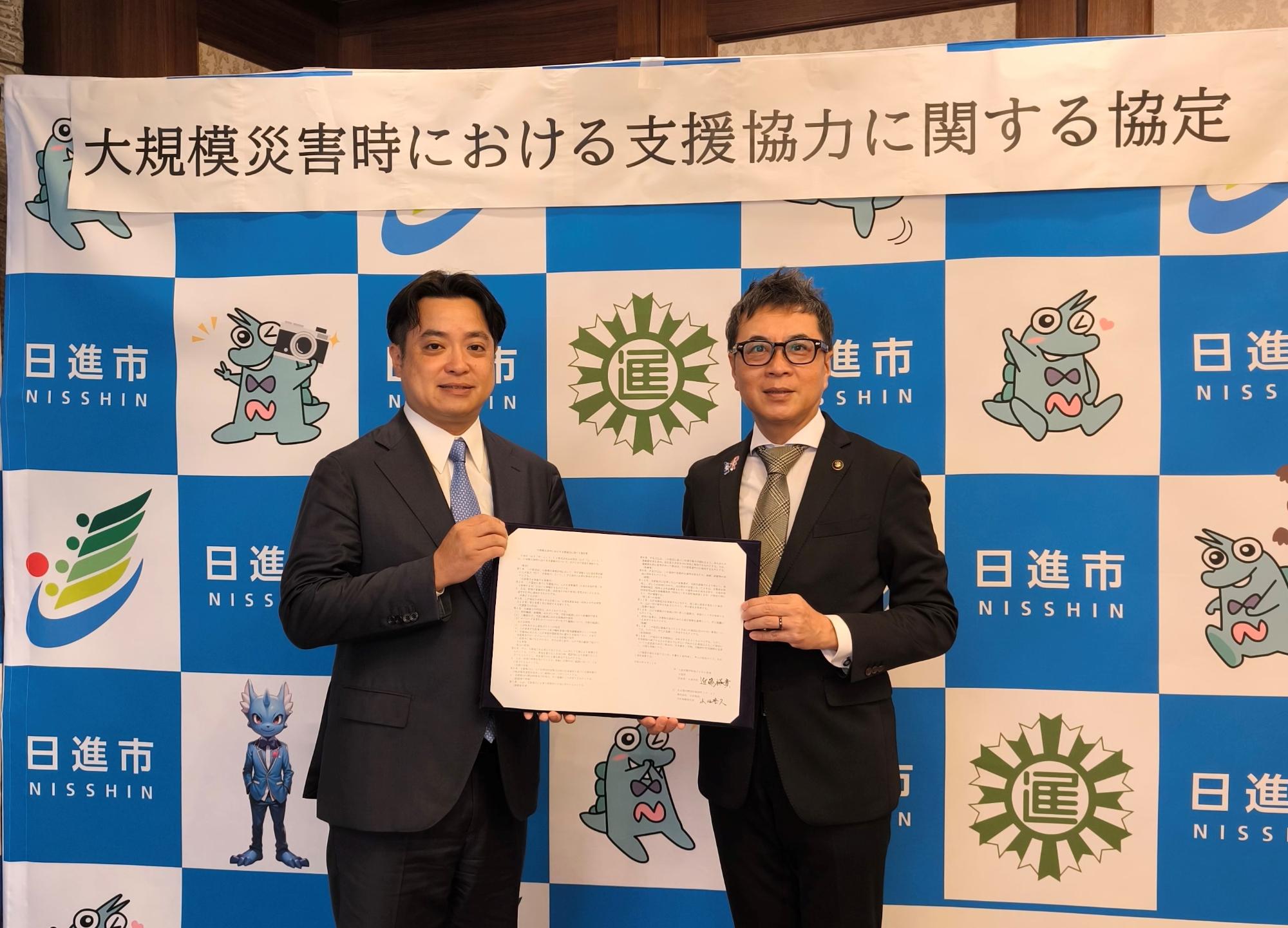 協定締結後の記念撮影