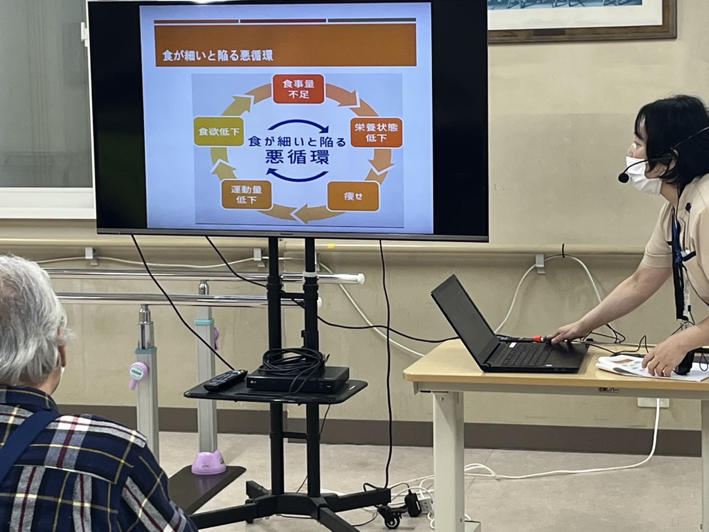 愛泉館での栄養講話の様子