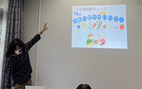 日進ホームでの栄養講話の様子