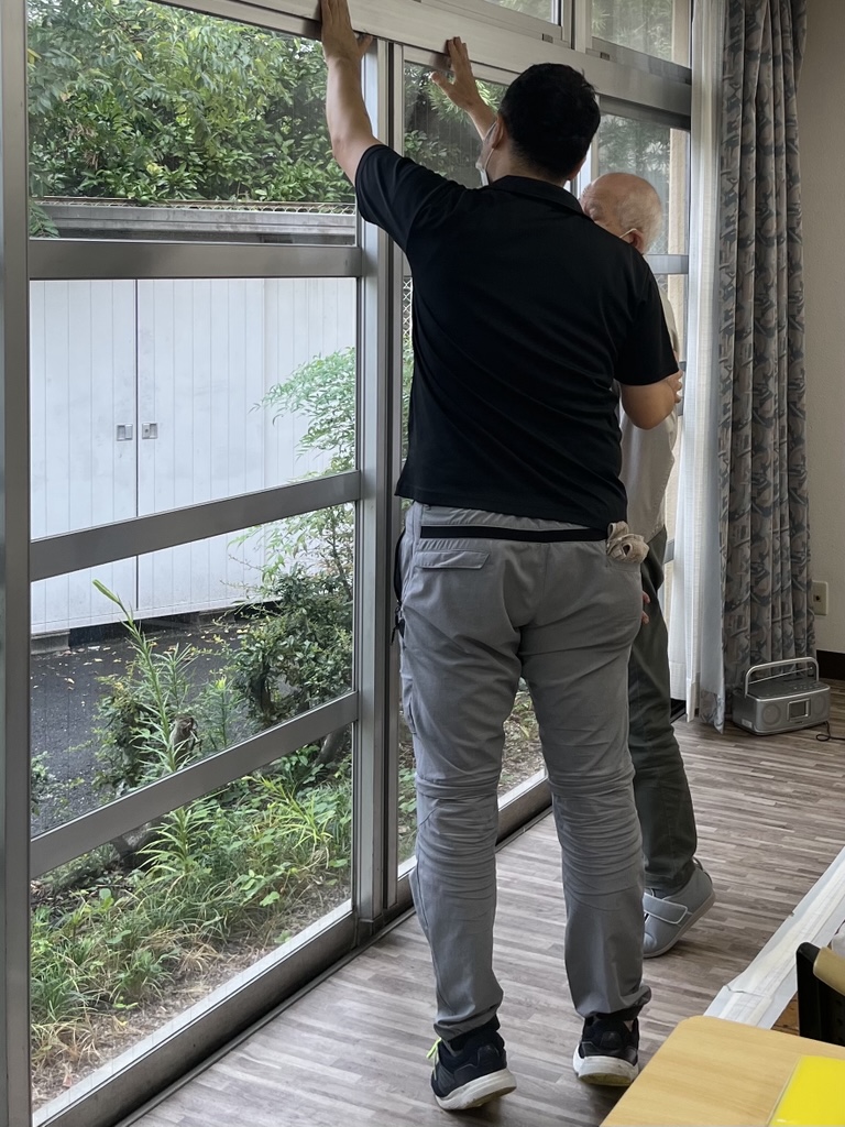 日進ホームでの理学療法士による個別指導の様子