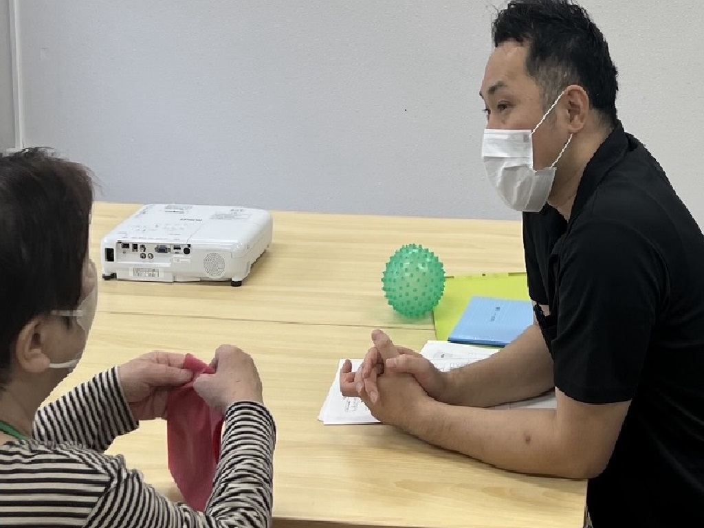 日進ホームでの理学療法士による面談の様子