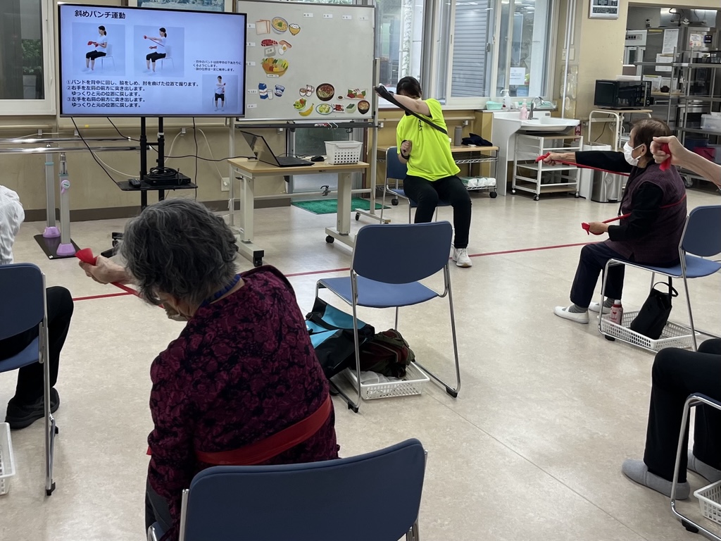 愛泉館でのゴムバンドを使った筋力トレーニングの様子