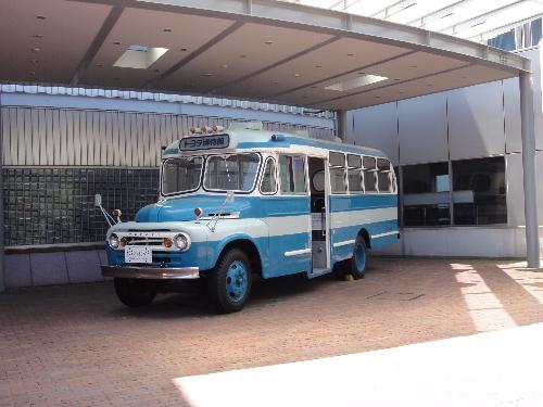 トヨタ博物館で展示されているレトロな、ブルーの本体に白いラインの入ったバスの写真