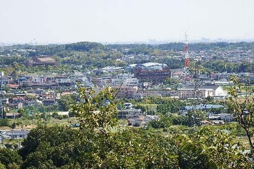 展望台から広がる、鉄塔や町並みの眺望写真